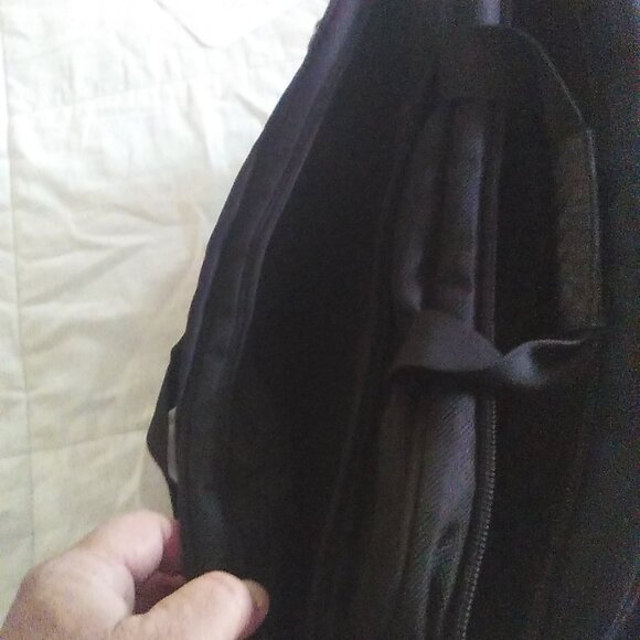 Bugatti Executive Carrying Case (Briefcase) for 17'' Notebook - Black - Picture 3 of 5